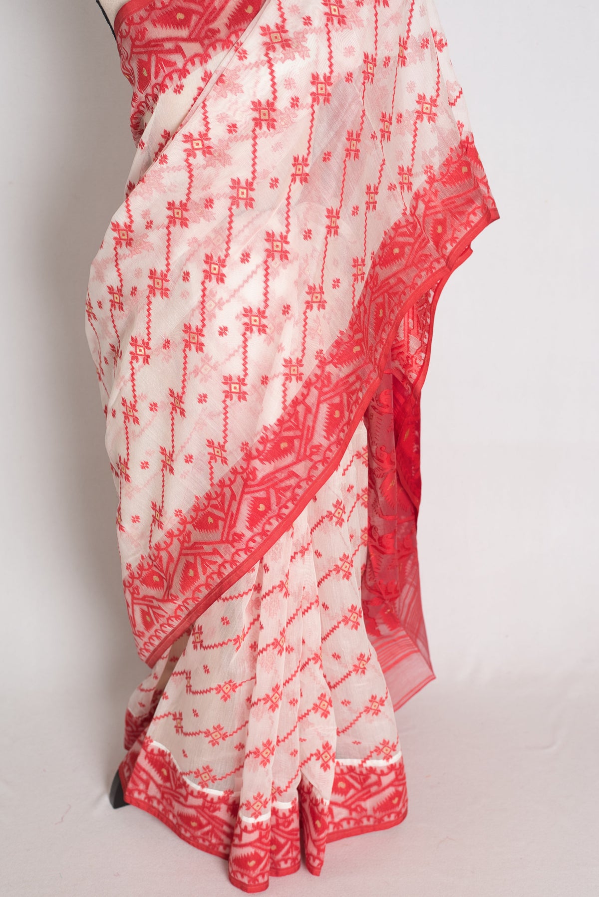 Mitra : Classic White and Red Soft Blended Cotton Bengali Jamdani Saree