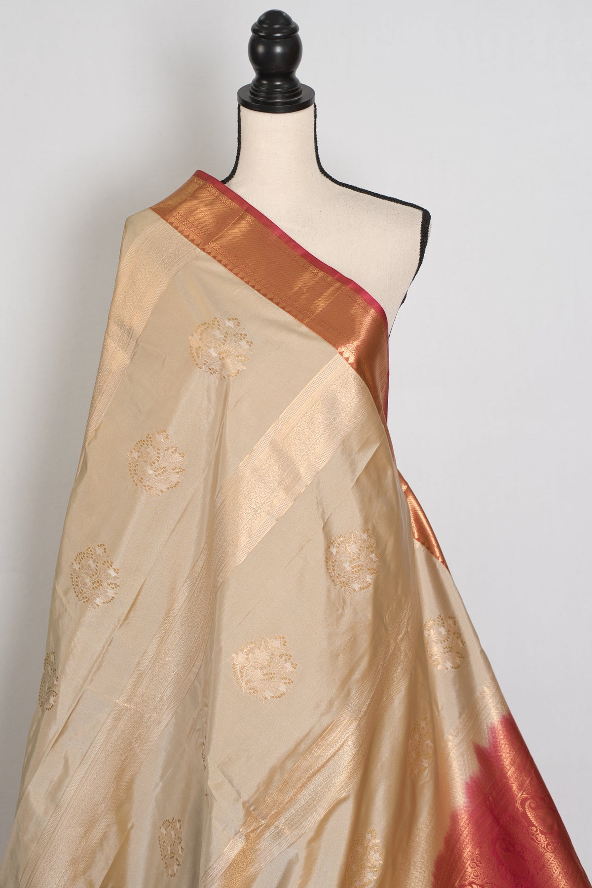 Rama : Mud White & Brick Red Contrast Semi Silk Kanjivaram Saree