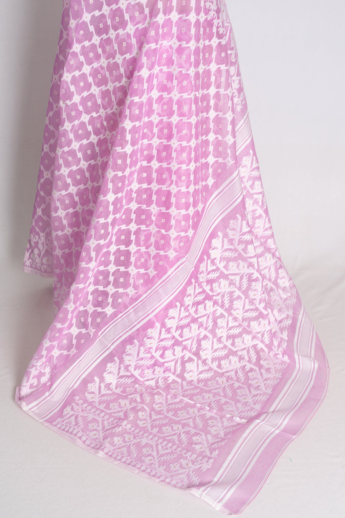 Sharmi – Lilac and White Soft Jamdani Saree
