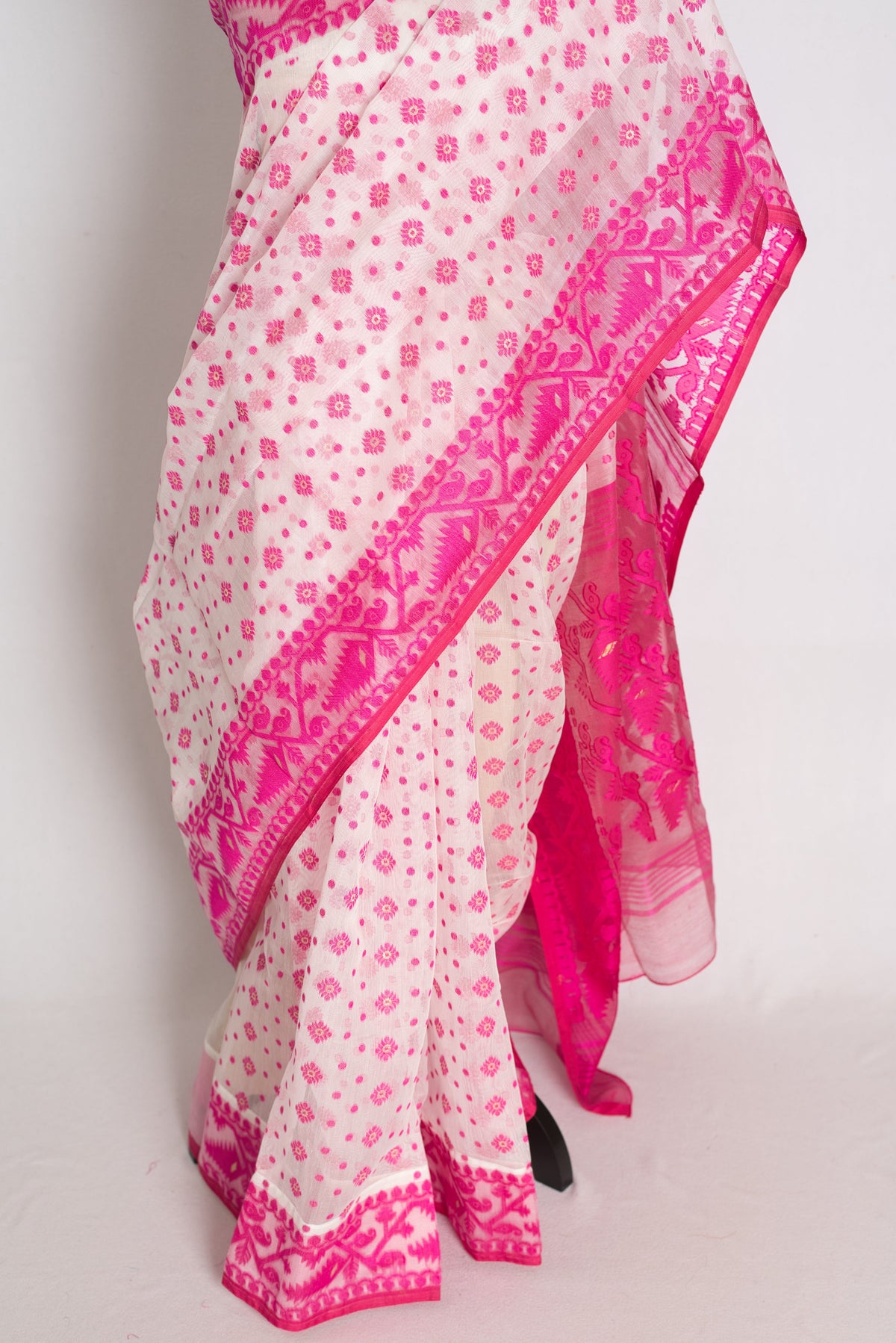 Niva : White and Pink Soft Blended Cotton Bengali Jamdani Saree