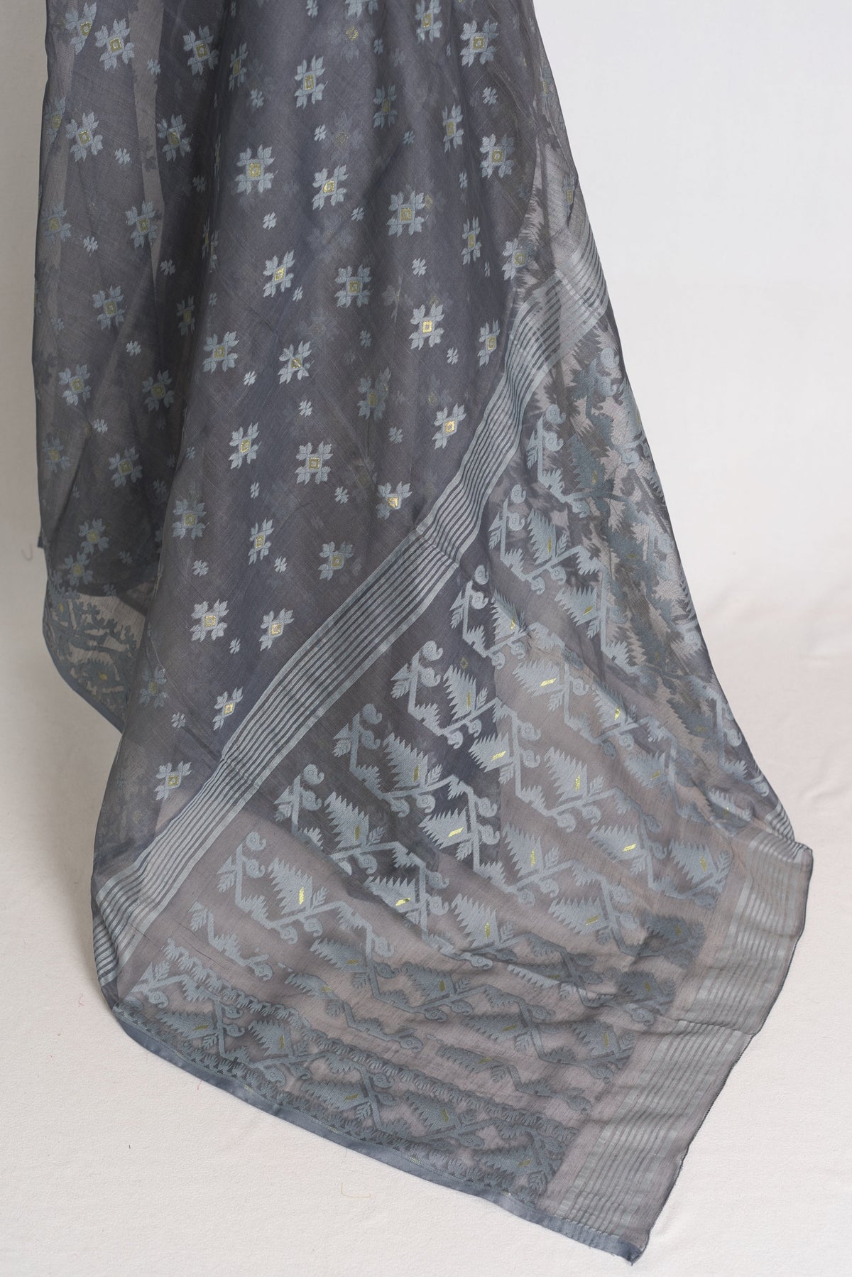 Aman : Cloud Grey Soft Blended Cotton Bengali Jamdani Saree