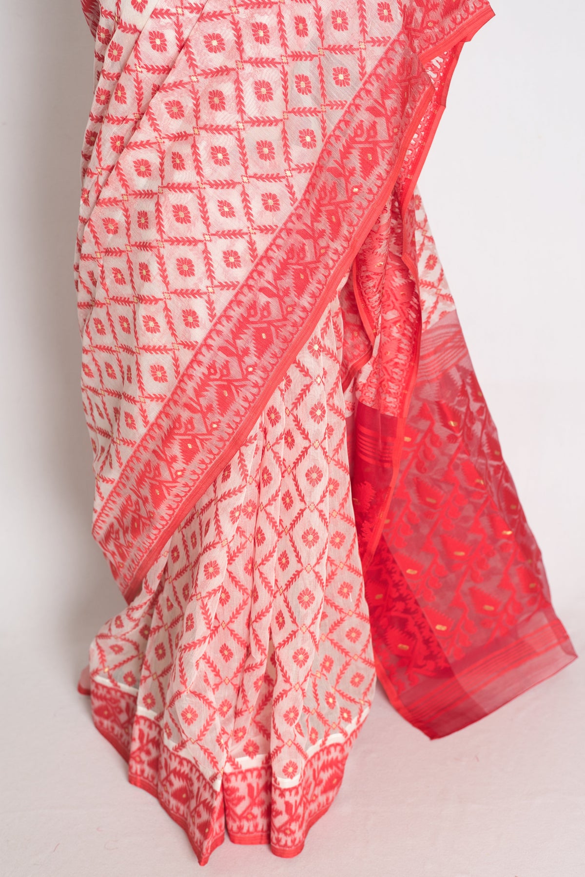 Ila : White and Red Blended Soft Cotton Bengali Jamdani Saree
