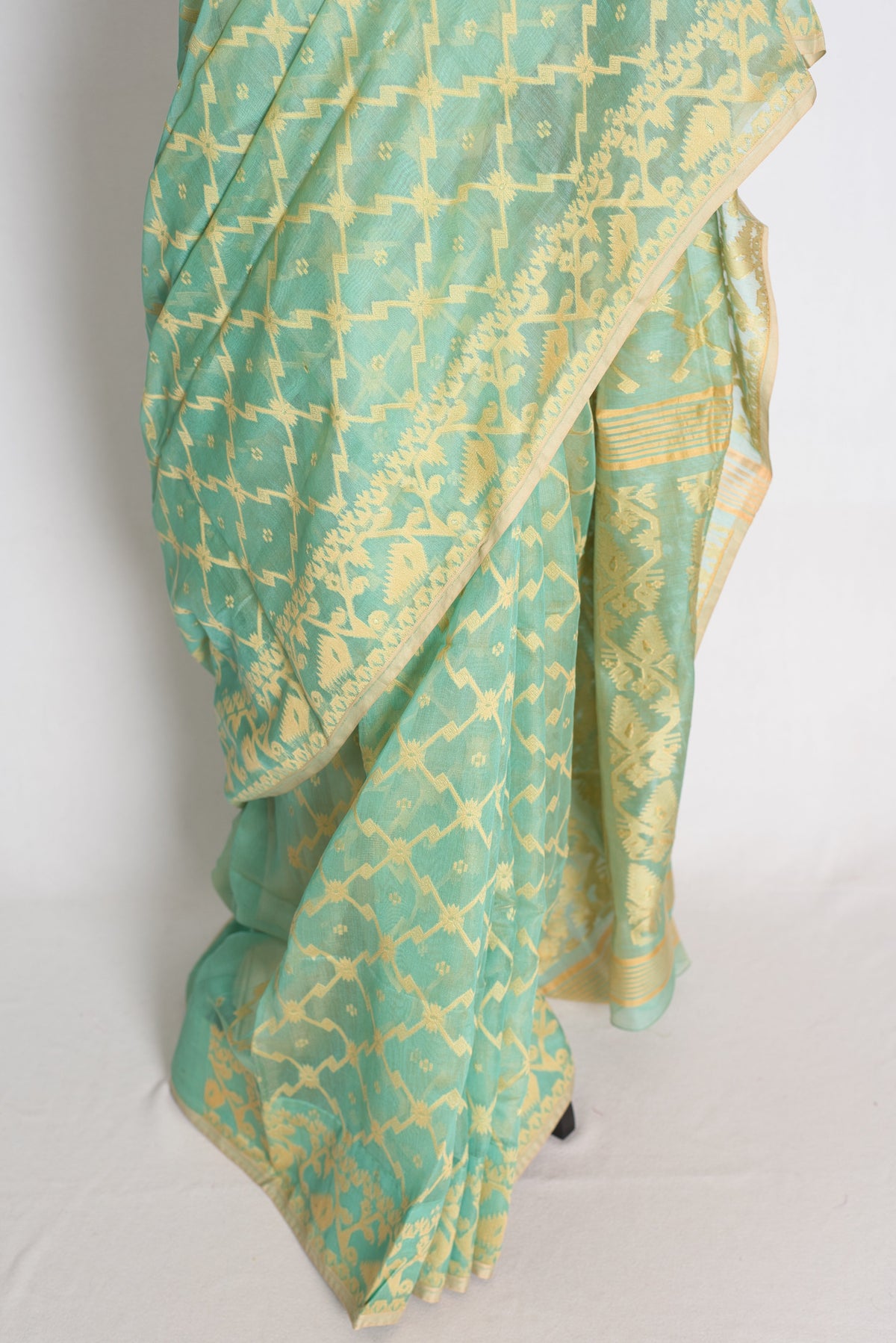Sheuli – Pastel Green and Beige Soft Jamdani Saree