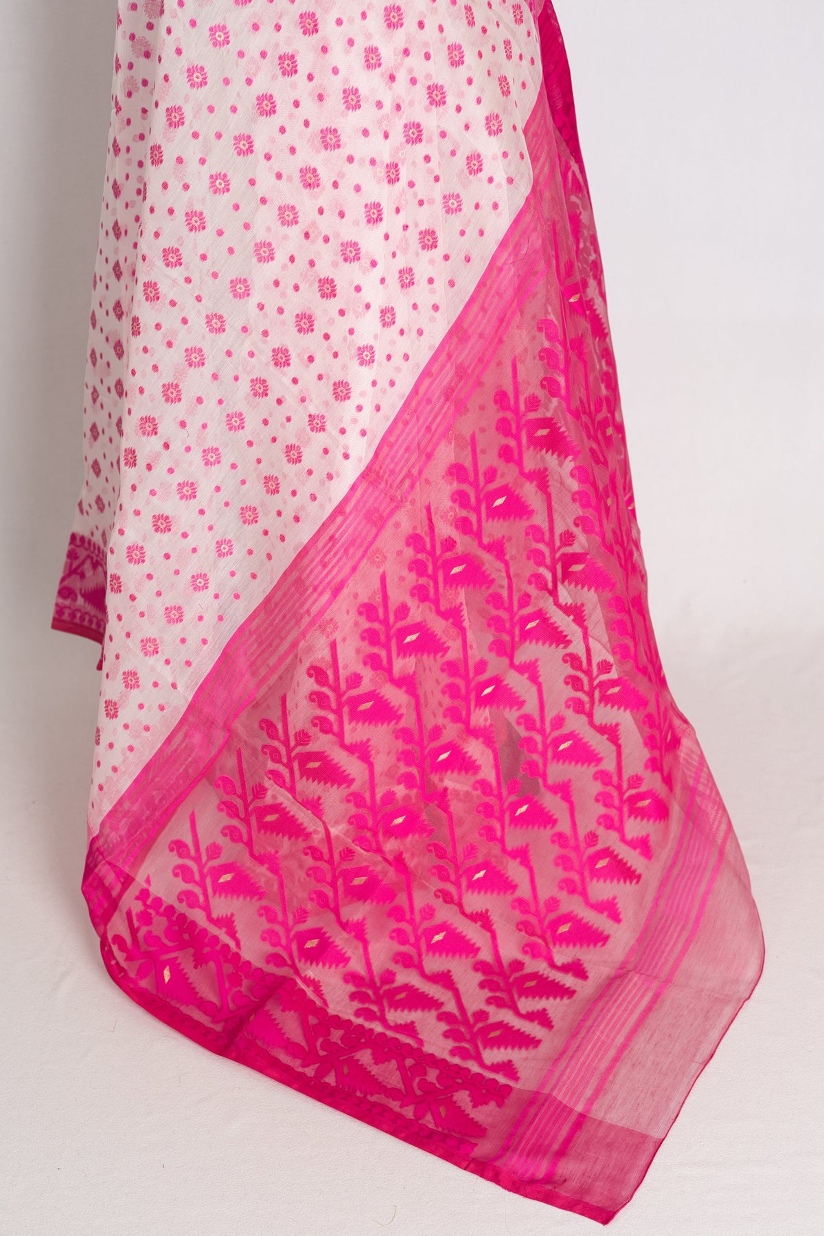 Niva : White and Pink Soft Blended Cotton Bengali Jamdani Saree