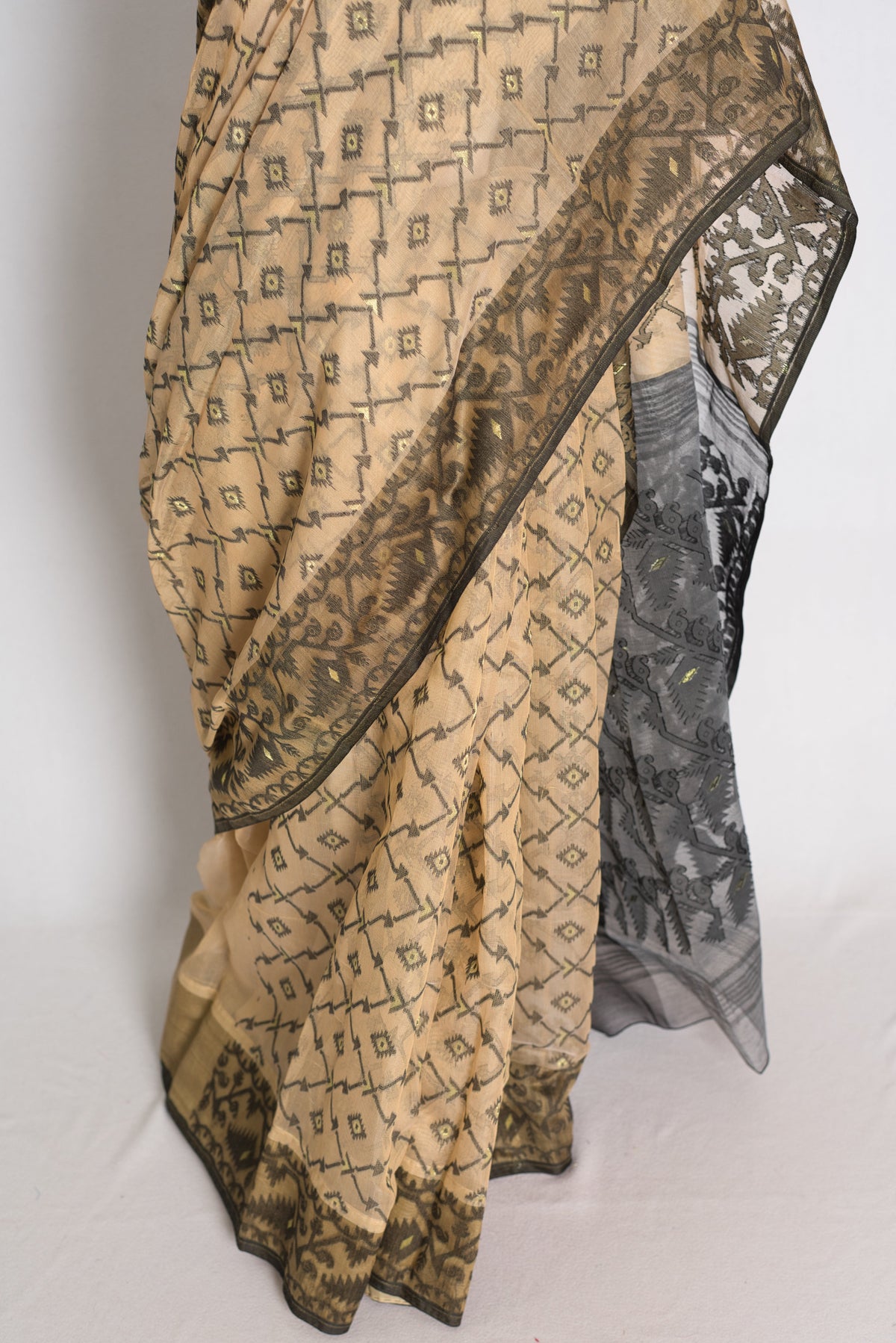 Piyali – Beige and Black Blended Cotton Soft Jamdani Saree