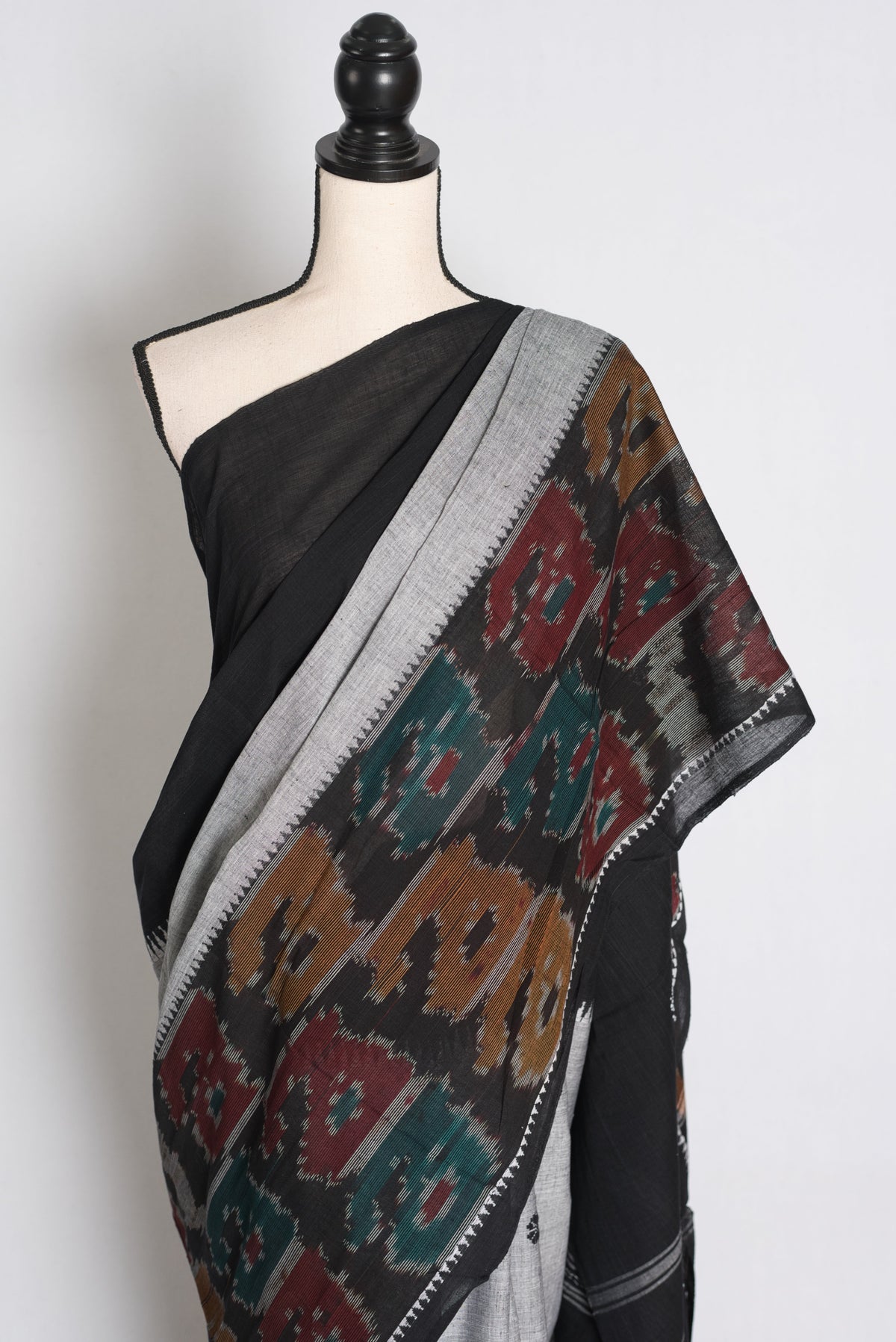 Mukta : Grey and Black Dhaniakhali Bengal Handloom Pure Soft Cotton Saree