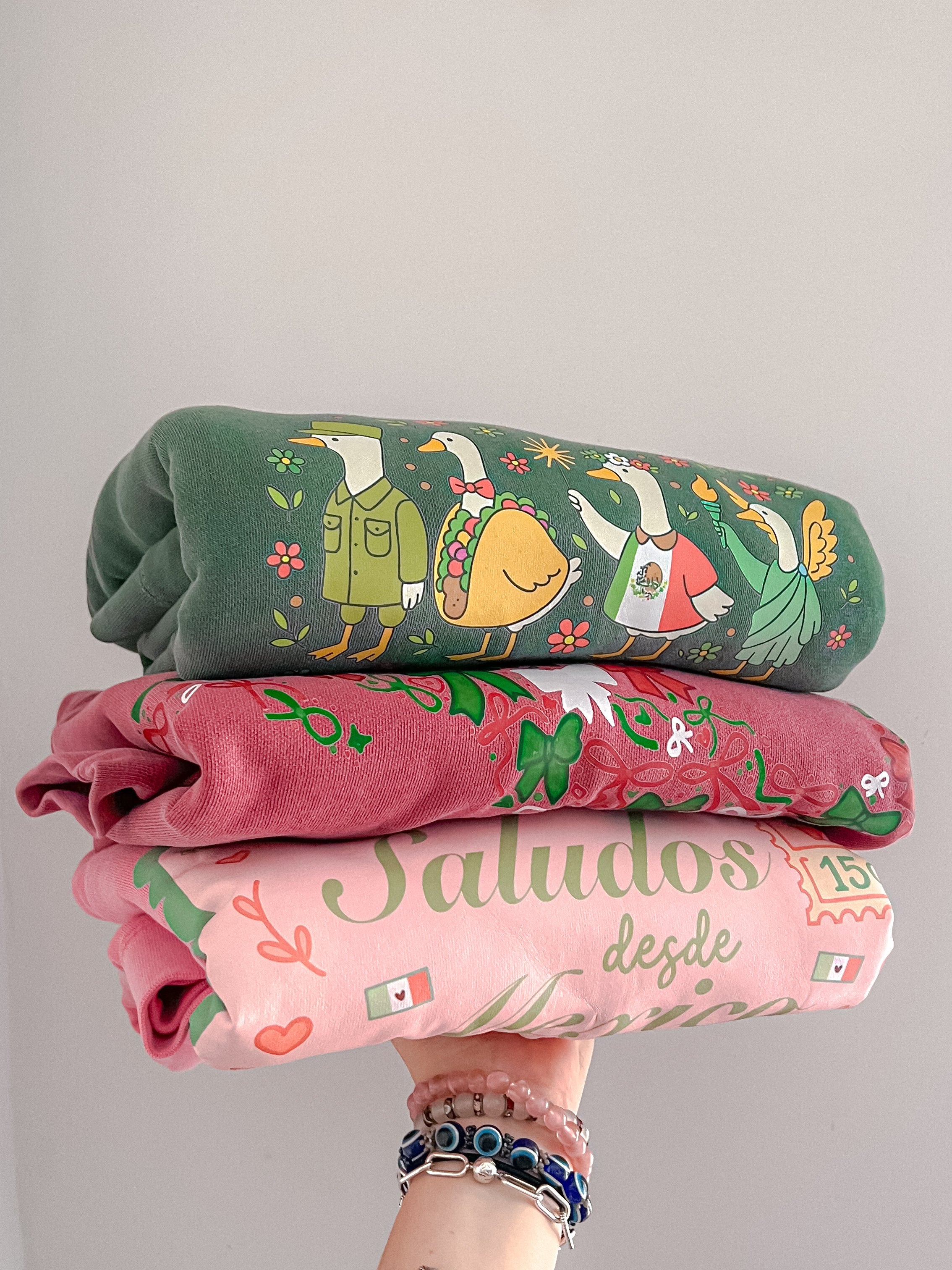 Postcard Saludos Crewneck & Tee