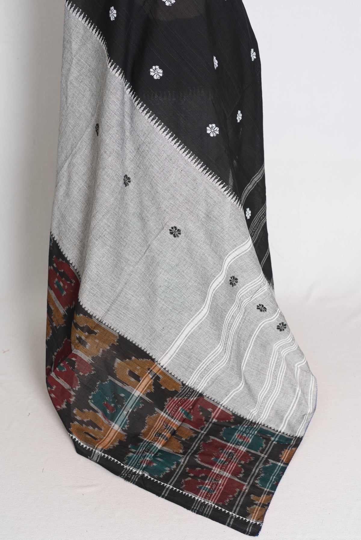 Mukta : Grey and Black Dhaniakhali Bengal Handloom Pure Soft Cotton Saree