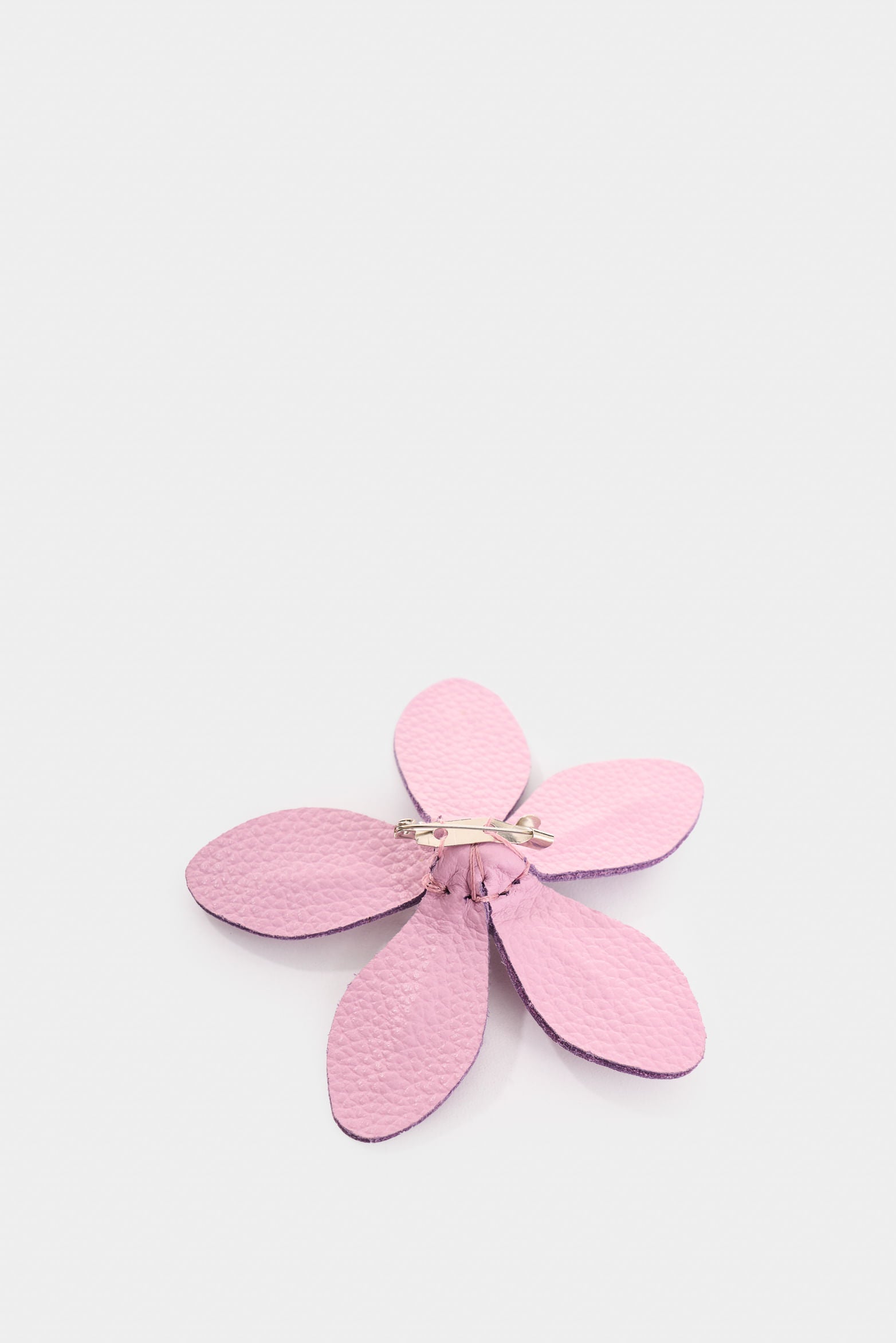Small leather San Joaquín flower brooch for women