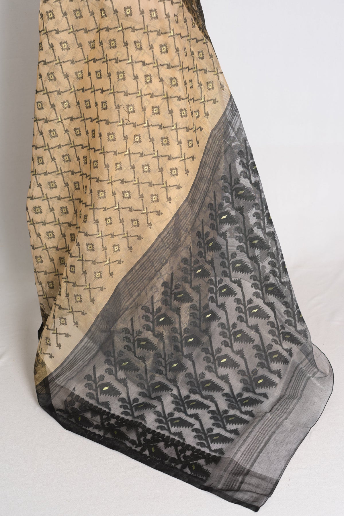 Piyali – Beige and Black Blended Cotton Soft Jamdani Saree