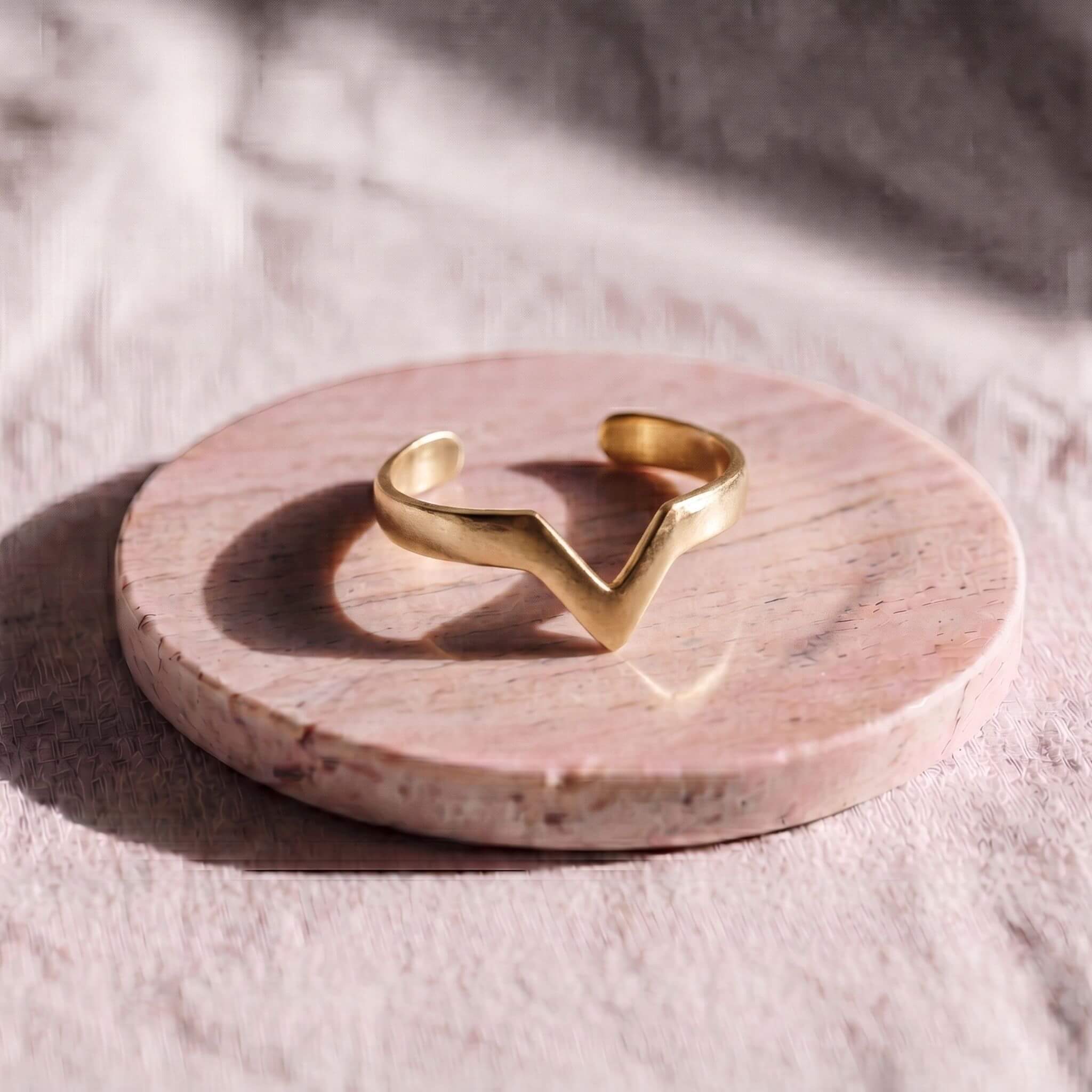 Adjustable Brass Open V-Shaped Cuff Bracelet - Nyeupe