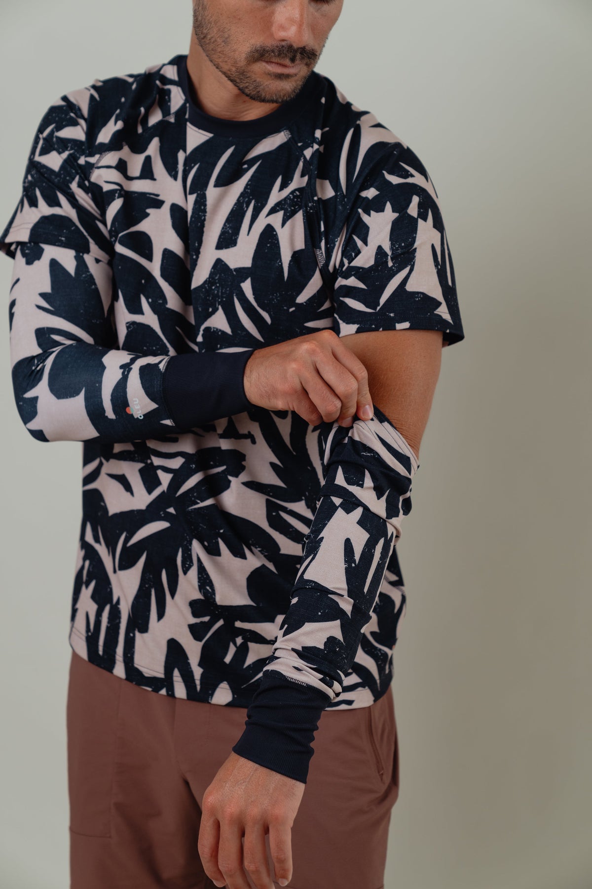 OLEU SUNSPORT™ UV ARM SLEEVES - CARVINGS SANDSTONE
