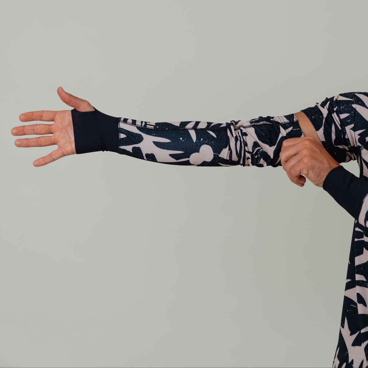 OLEU SUNSPORT™ UV ARM SLEEVES - CARVINGS SANDSTONE