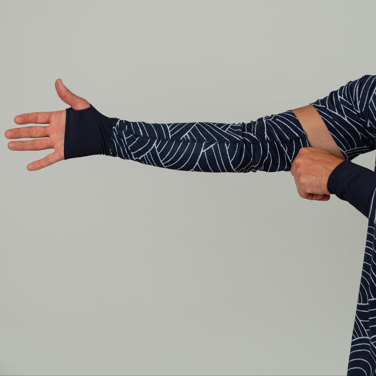 OLEU SUNSPORT™ UV ARM SLEEVES - STORM CARBON