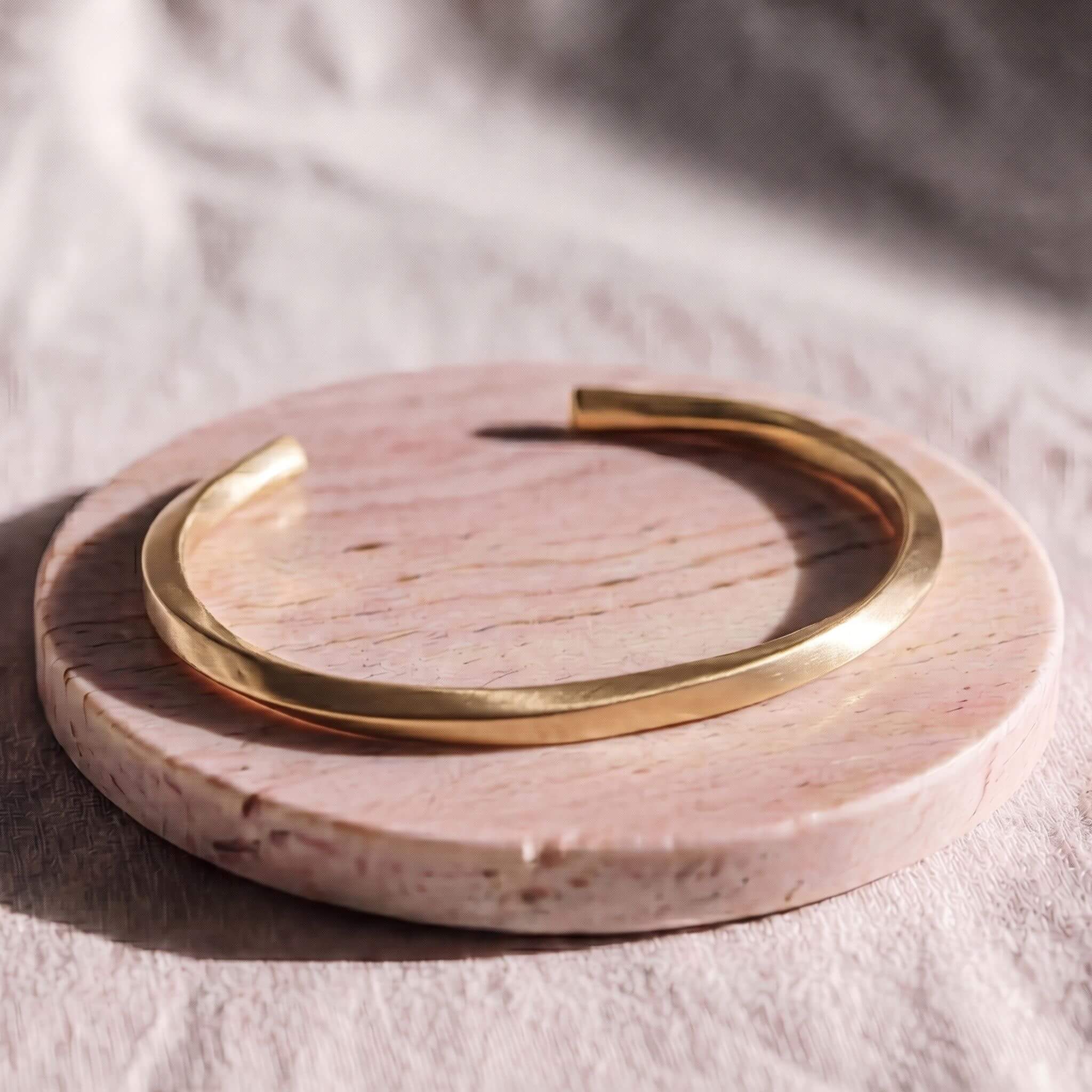 Round Open Twisted Cuff Bracelet for Men and Women - Pili