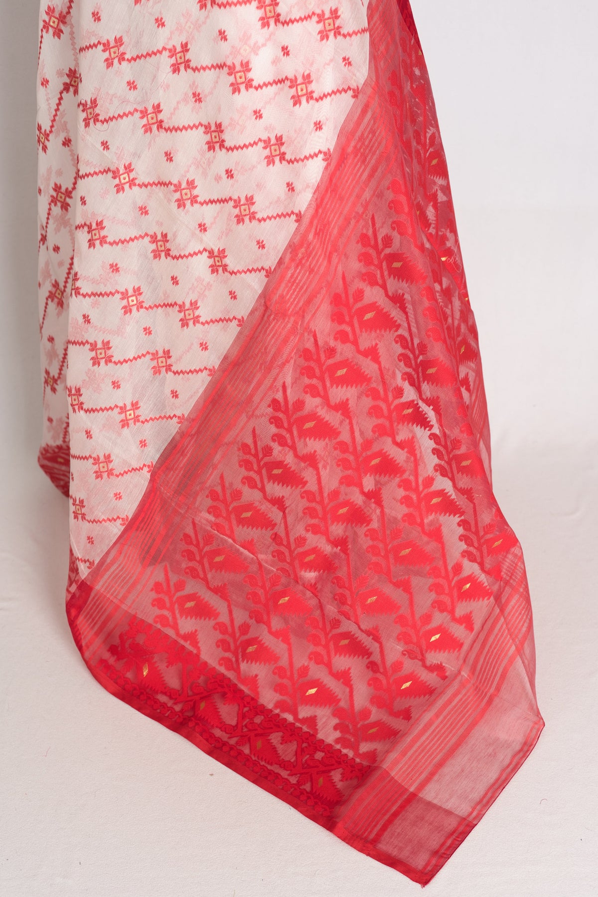 Mitra : Classic White and Red Soft Blended Cotton Bengali Jamdani Saree