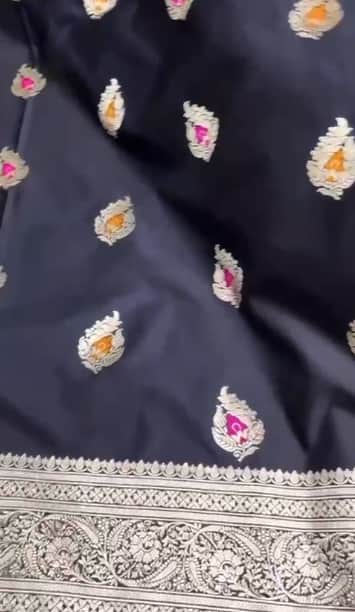 Beautiful Flowy Fabric Zari Weaved Banarasi Mashru Silk Saree