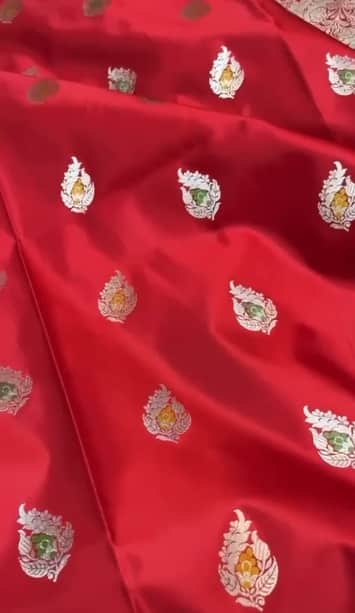 Beautiful Flowy Fabric Zari Weaved Banarasi Mashru Silk Saree