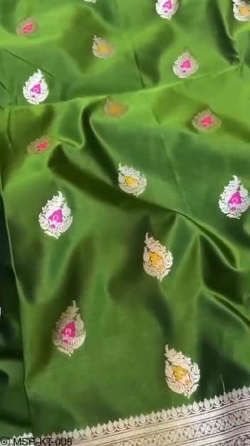 Beautiful Flowy Fabric Zari Weaved Banarasi Mashru Silk Saree