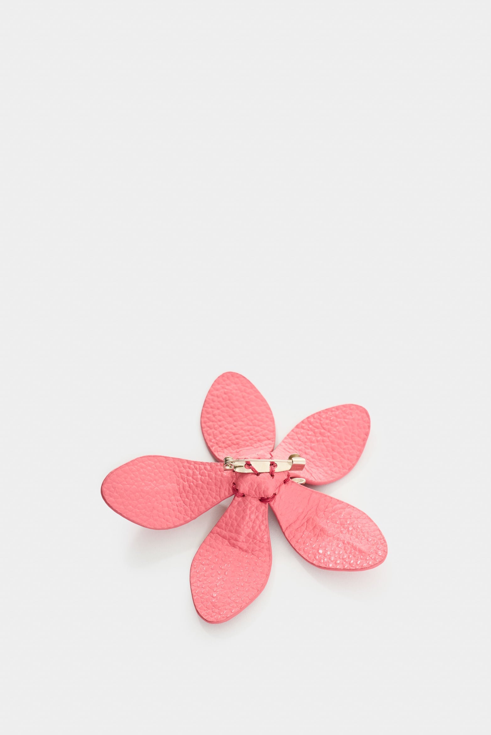 Large leather San Joaquín flower brooch for women