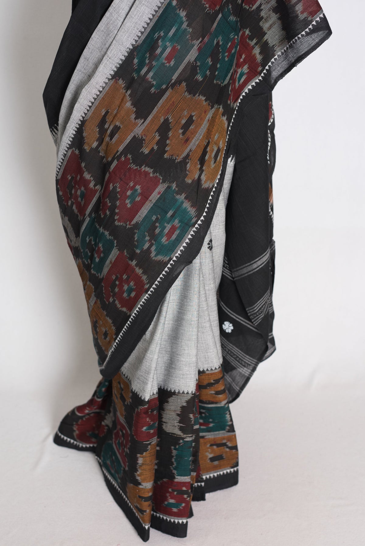 Mukta : Grey and Black Dhaniakhali Bengal Handloom Pure Soft Cotton Saree