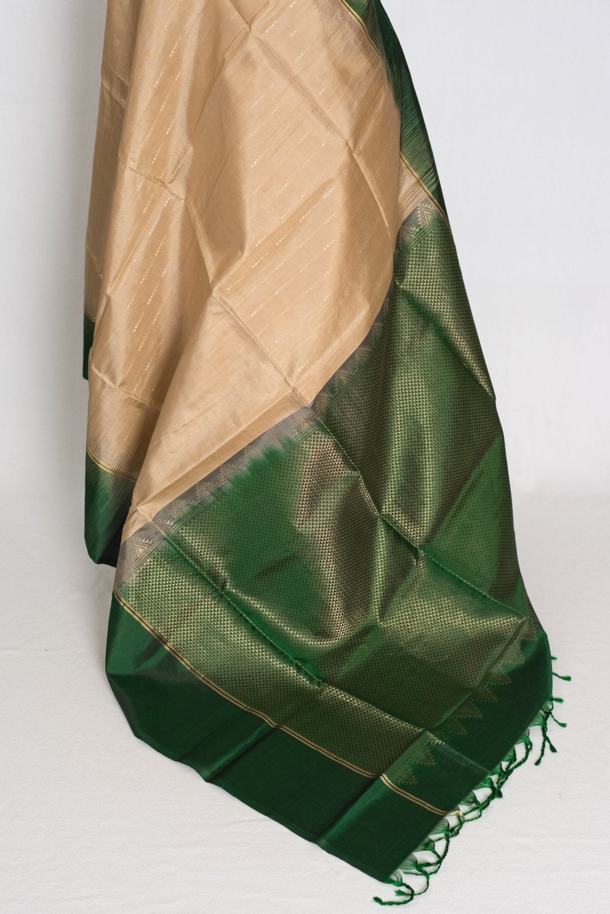 Mehuli : Clay Brown and Bottle Green Lightweight Kanjivaram Silk Saree