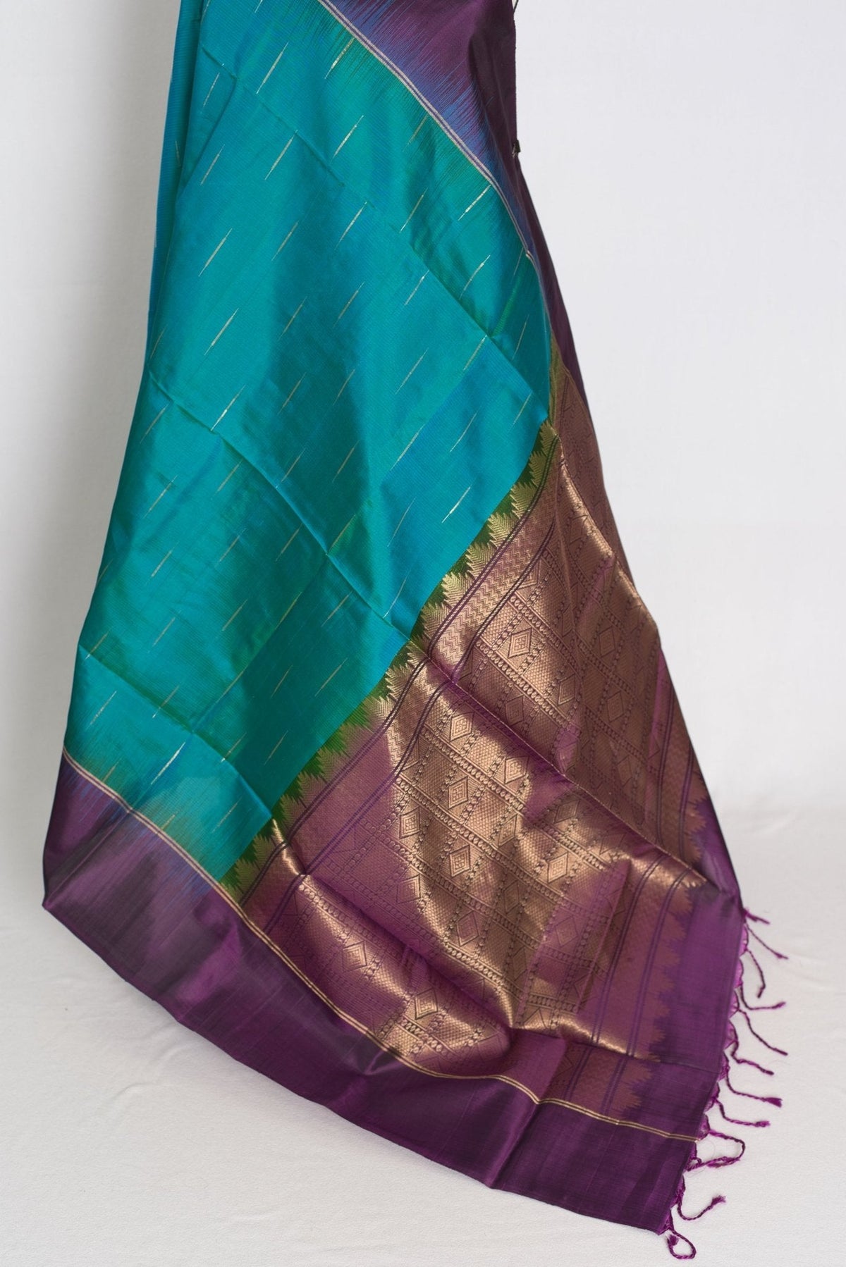 Neha : Peacock Green Dual-Tone Kanjivaram Silk Saree with Dark Purple